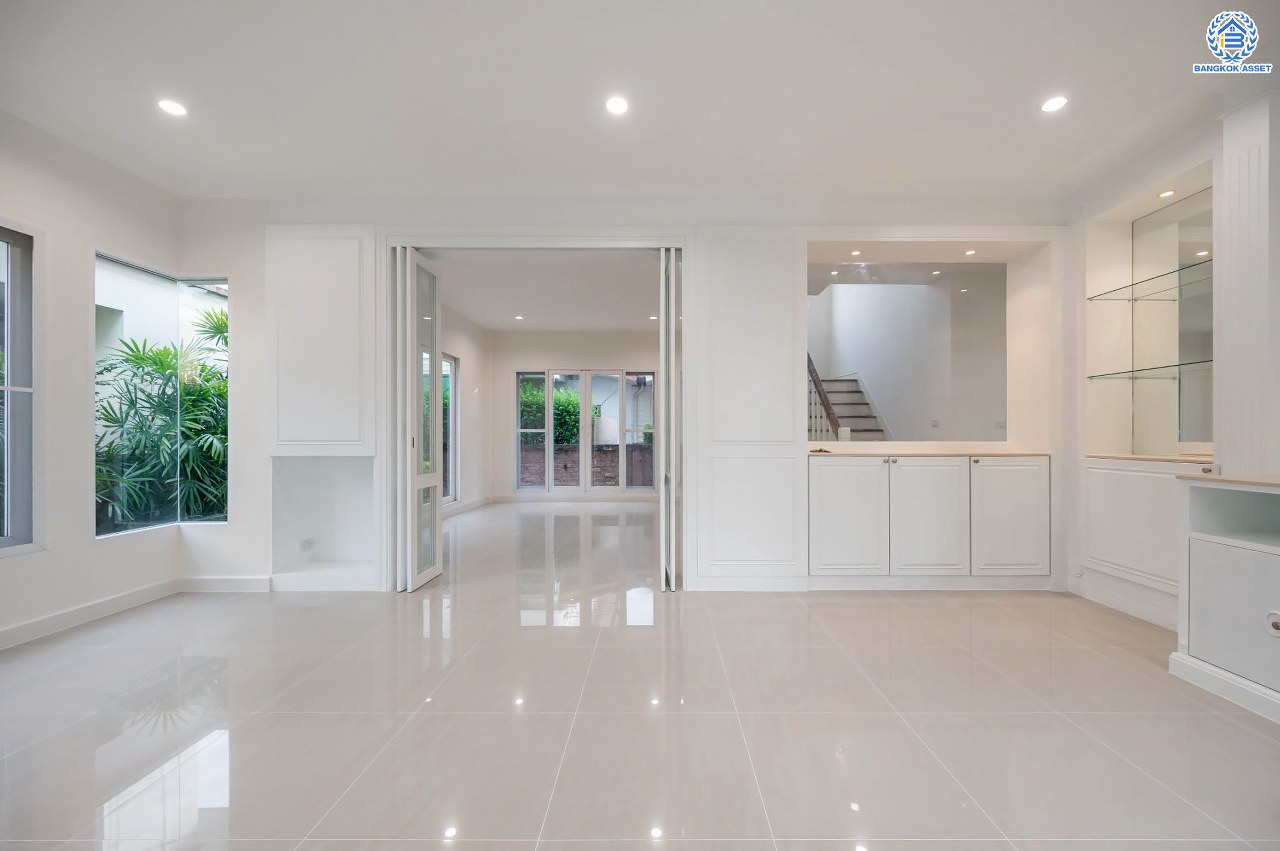 บ้านมือสองตกแต่งใหม่ โครงการ คาซ่าแกรนด์ รัตนาธิเบศร์-ราชพฤกษ์ บ้านเดี่ยวจากแบรนด์ Q.House เนื้อที่ 68 ตร.ว. ฟังก์ชัน 3 ห้องนอน 4 ห้องน้ำ 1 ห้องแม่บ้าน จอดรถได้ถึง 2 คัน พร้อม Facilities ครบครัน บนทำเลเดินทางสะดวก ติดถนนราชพฤกษ์ ใกล้เซ็นทรัลเวสต์เกต และรถไฟฟ้าสายสีม่วง "สถานีบางรักใหญ่"